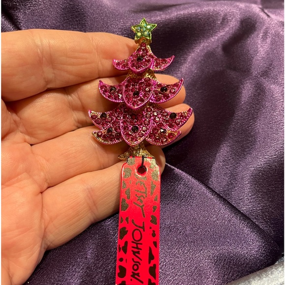 NWT Betsy Johnson Hot Rose and crystal Christmas Tree Brooch. - Picture 1 of 7